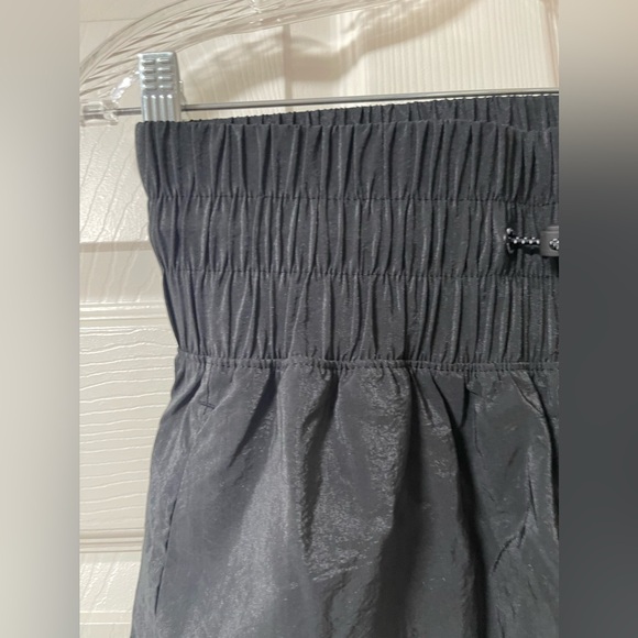 NWT: CHAMPION Women’s Woven Shorts, Moisture Lightweight Gym Shorts Size Medium - Picture 4 of 10